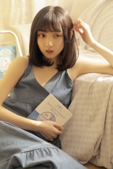 两女一杯